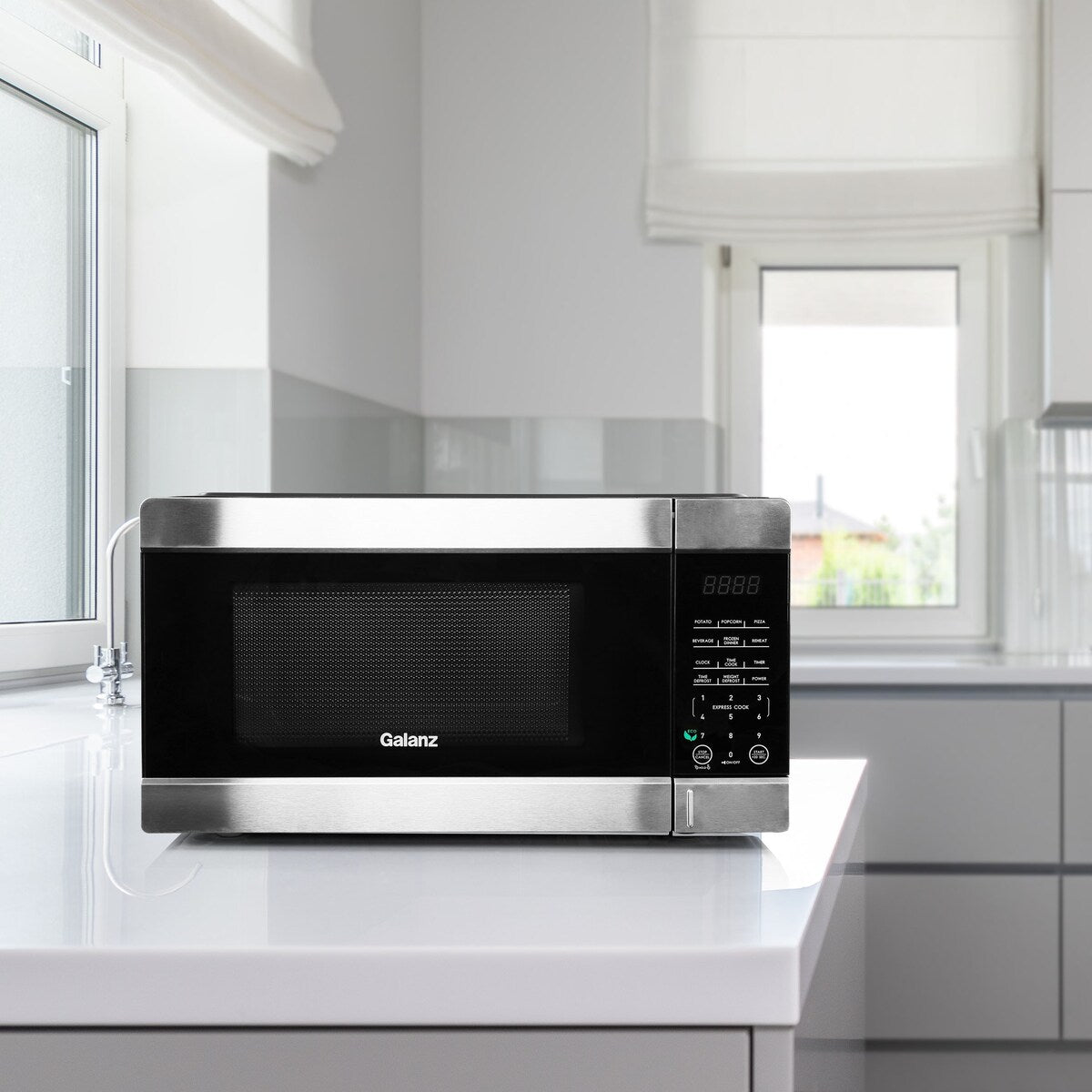 0,9 Kubikfuß 900 W Tischmikrowelle in Schwarz mit One Touch Express Cooking