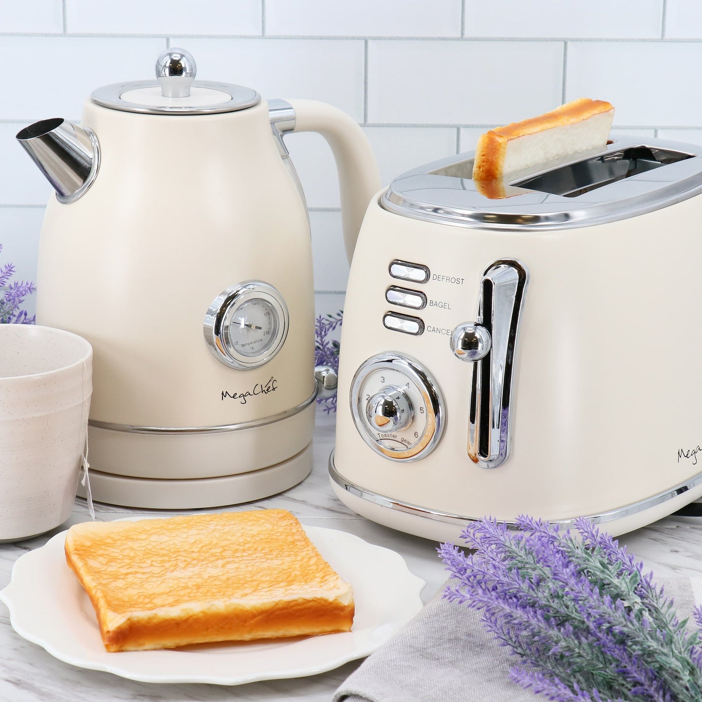 1,7-Liter-Kombination aus elektrischem Teekessel und 2-Scheiben-Toaster in Mattcreme