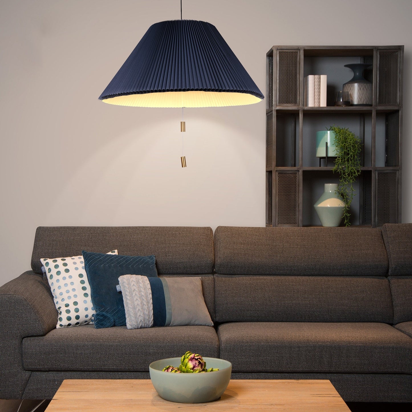 16-23 Postmoderne LED-Pendelleuchte mit verstellbarem Schirm