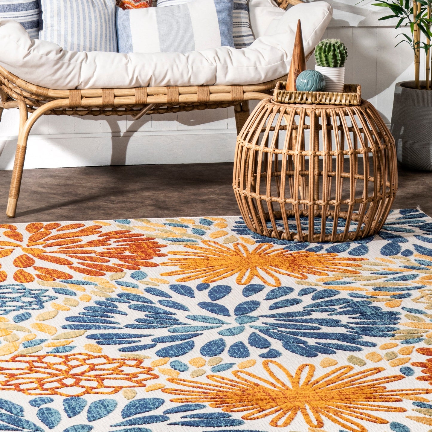 Nuloom Ronda Teppich für drinnen und draußen mit kräftigem Blumenmuster