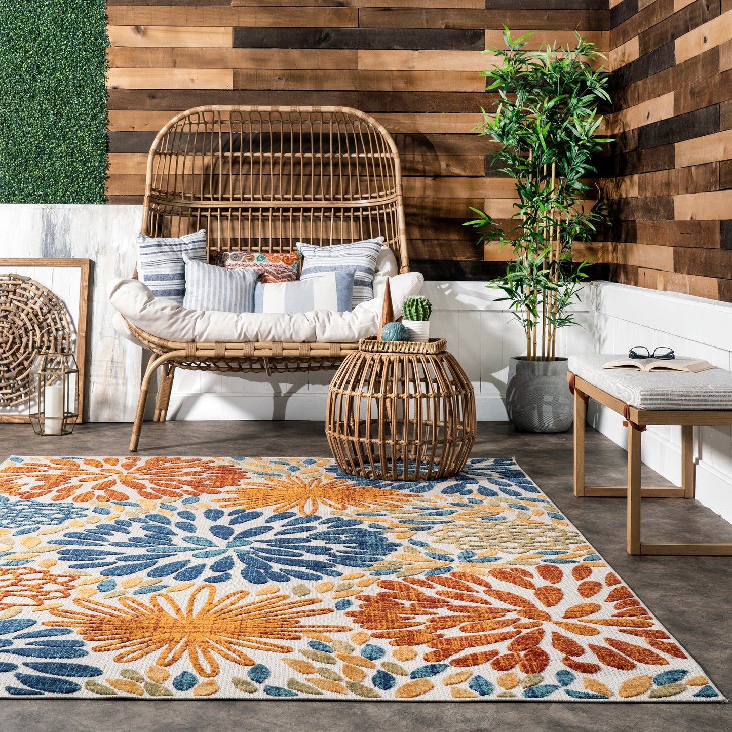 Nuloom Ronda Teppich für drinnen und draußen mit kräftigem Blumenmuster