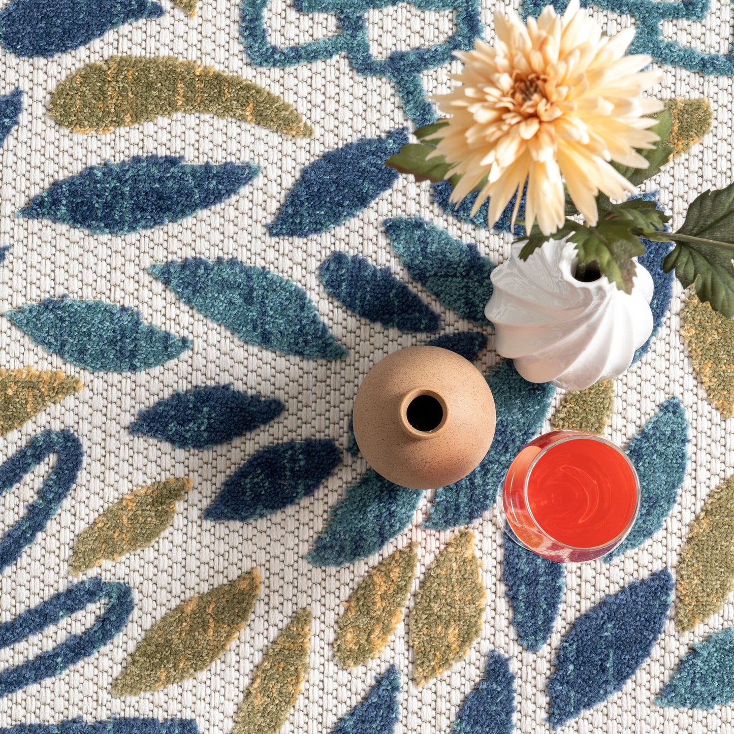 Nuloom Ronda Teppich für drinnen und draußen mit kräftigem Blumenmuster
