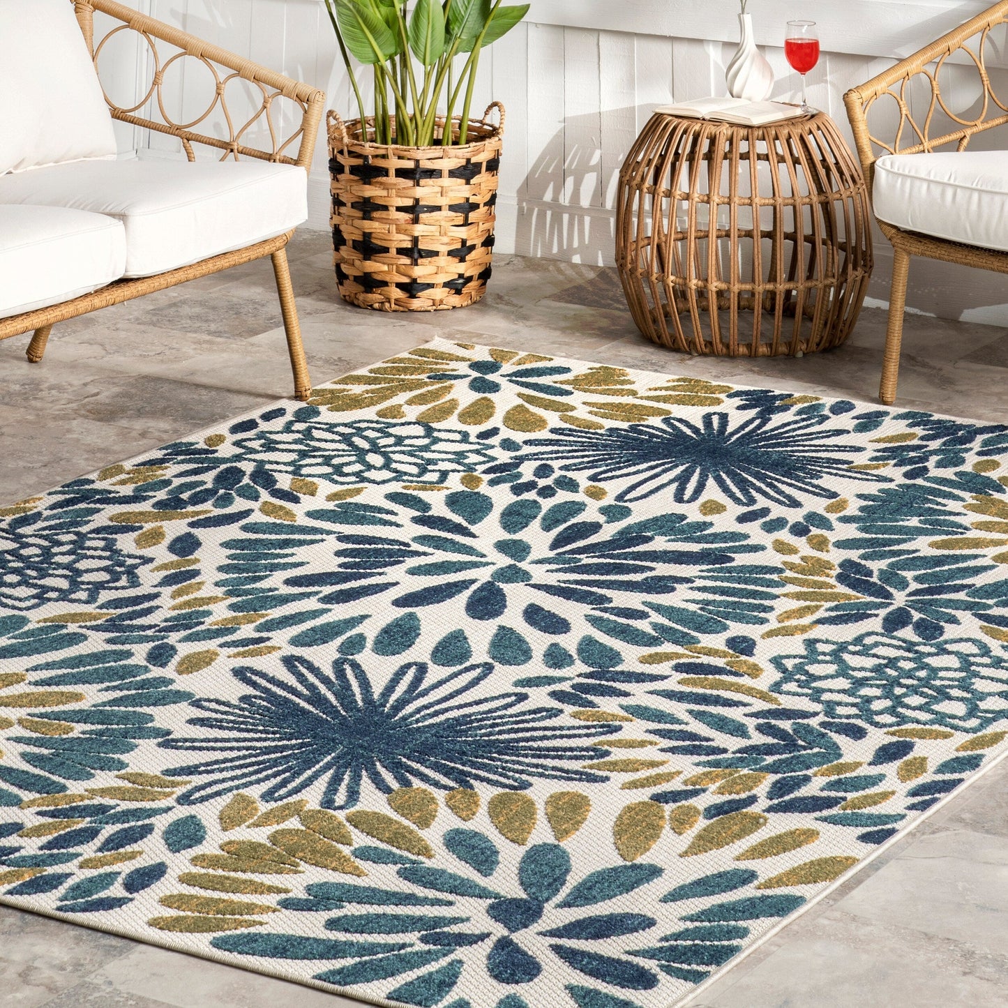 Nuloom Ronda Teppich für drinnen und draußen mit kräftigem Blumenmuster