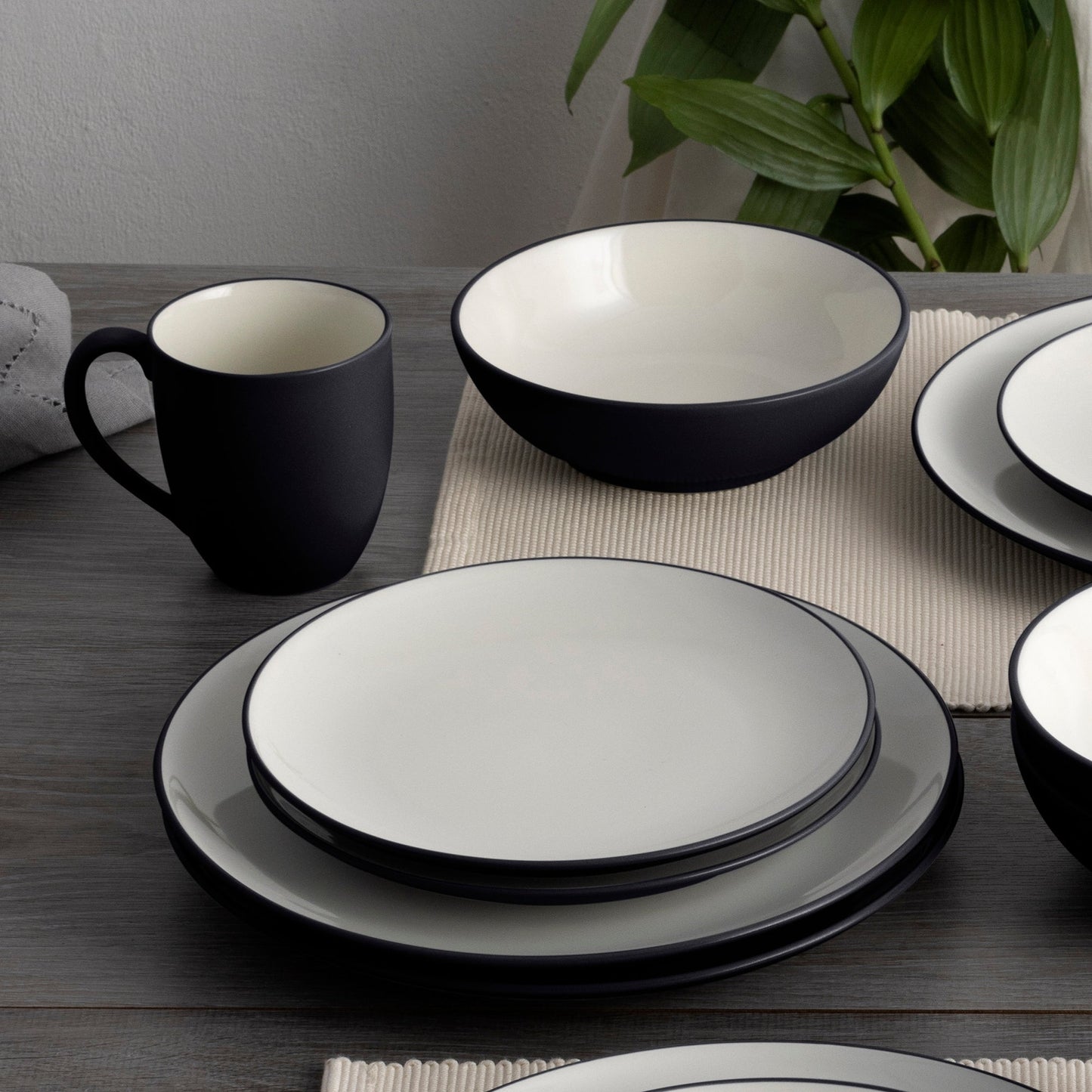 Noritake Colorwave 16-teiliges Coupe-Geschirrset, Service für 4
