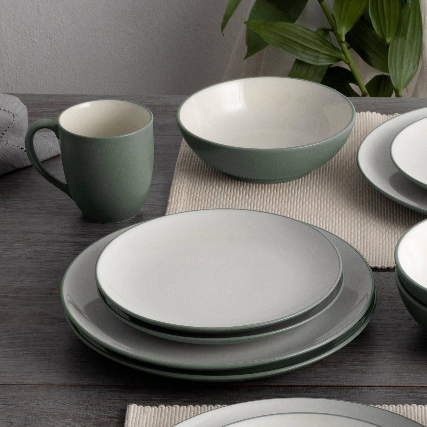 Noritake Colorwave 16-teiliges Coupe-Geschirrset, Service für 4
