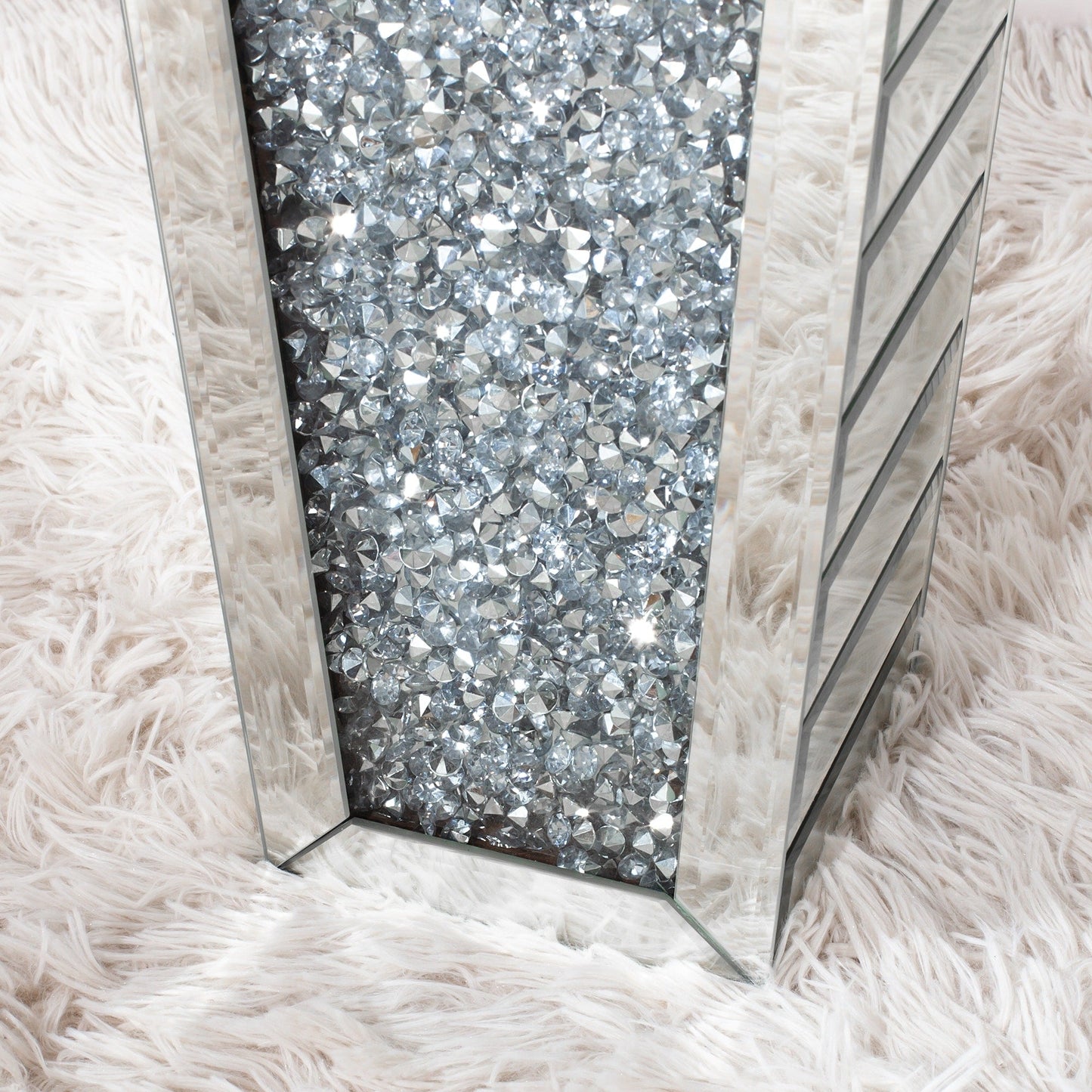 Hohe Bodenvase aus zerkleinerten Diamanten