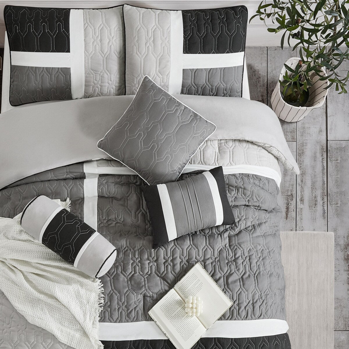 Nanshing Blake 7-teiliges modernes Colorblock-Bettdeckenset