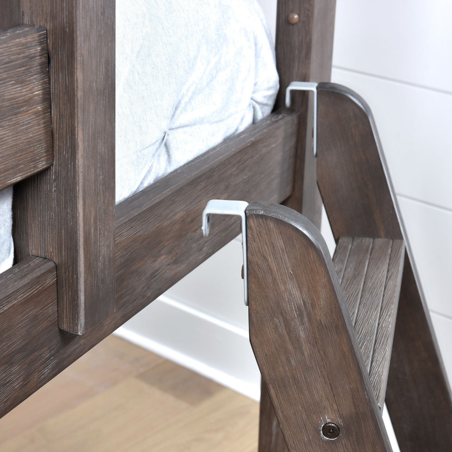 Max and Lily Twin Low Loft mit Rutsche und Vorhängen
