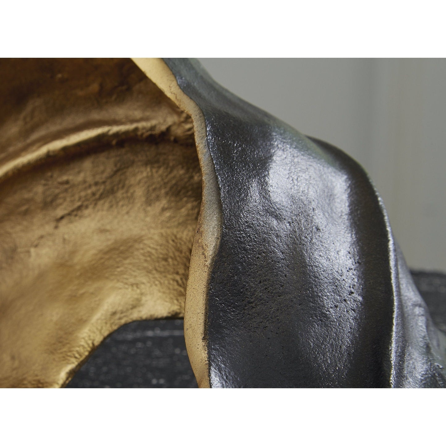Skulptur „Melinda“ in Schwarz/Gold-Optik – 20 B x 8 T x 6 H