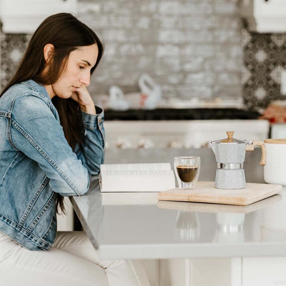 Milano Moka-Kanne, Espressokocher für den Herd, Greca-Kaffeemaschine, Kaffeemaschine und Espressokocher für den Herd (Grau, 9 Tassen)