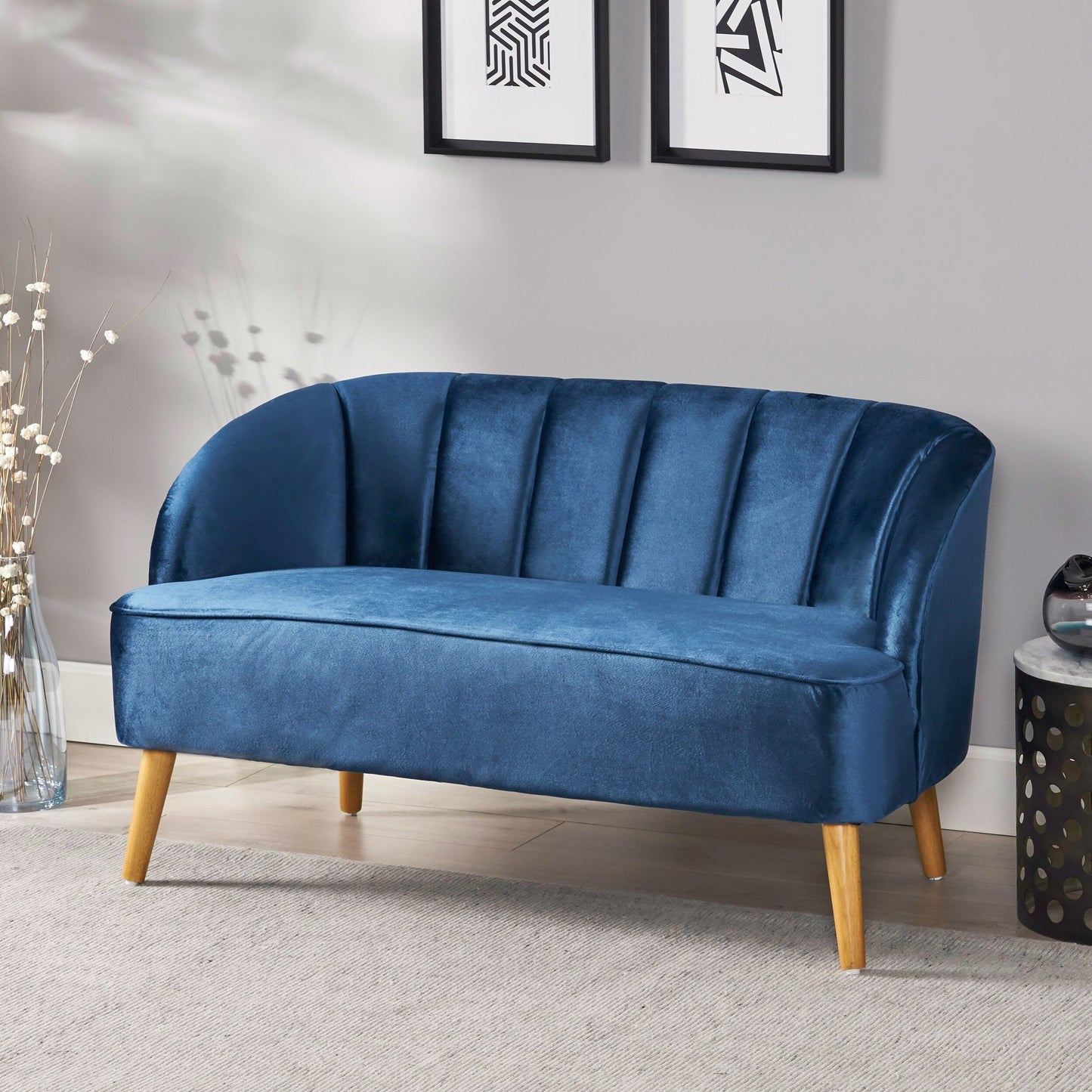 Marineblaues 50-Sofa aus Samt mit Birkenholzrahmen und abgewinkelten Birkenholzbeinen für das Wohnzimmer