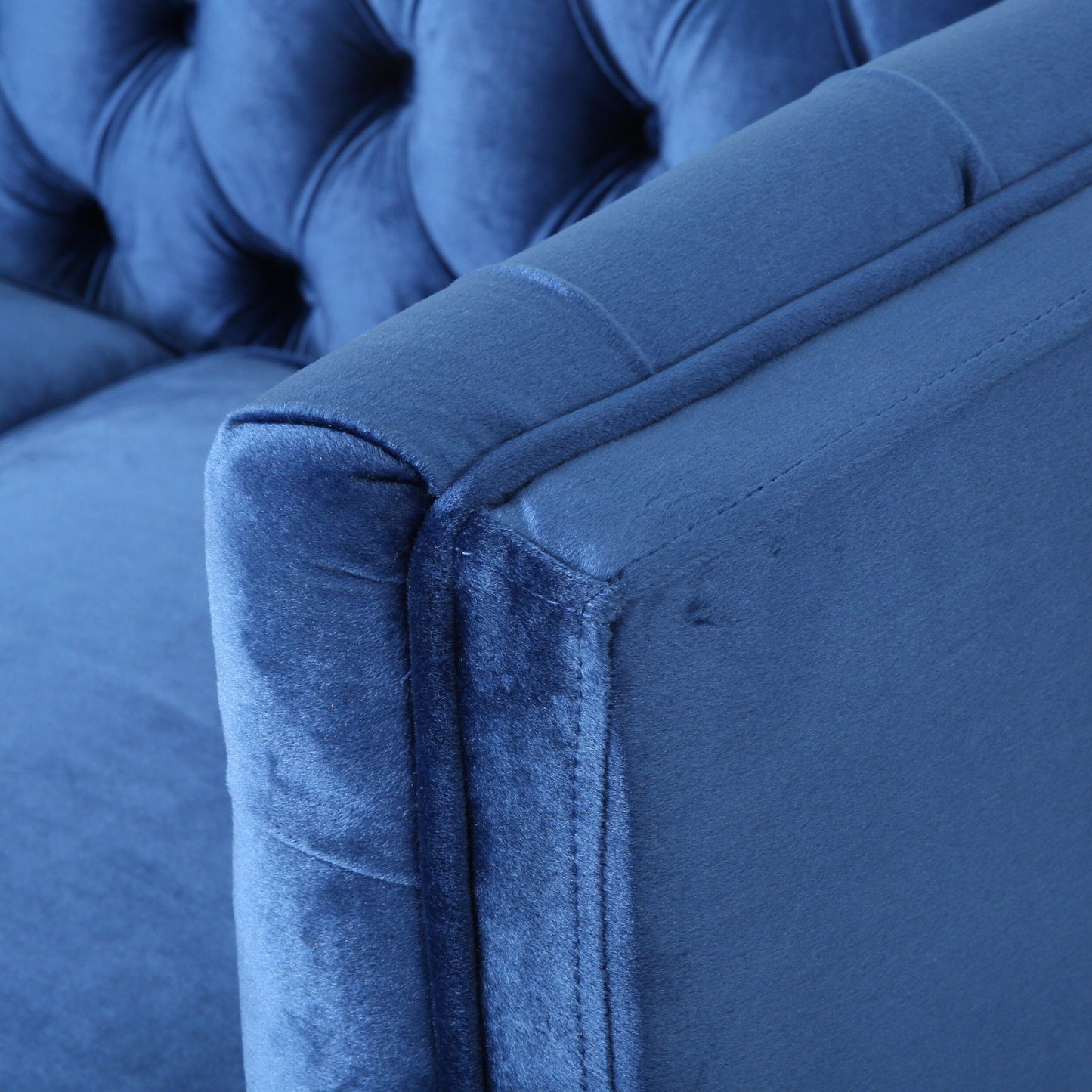 Marineblaues Loveseat-Sofa mit Knopfheftung und Holzbeinen