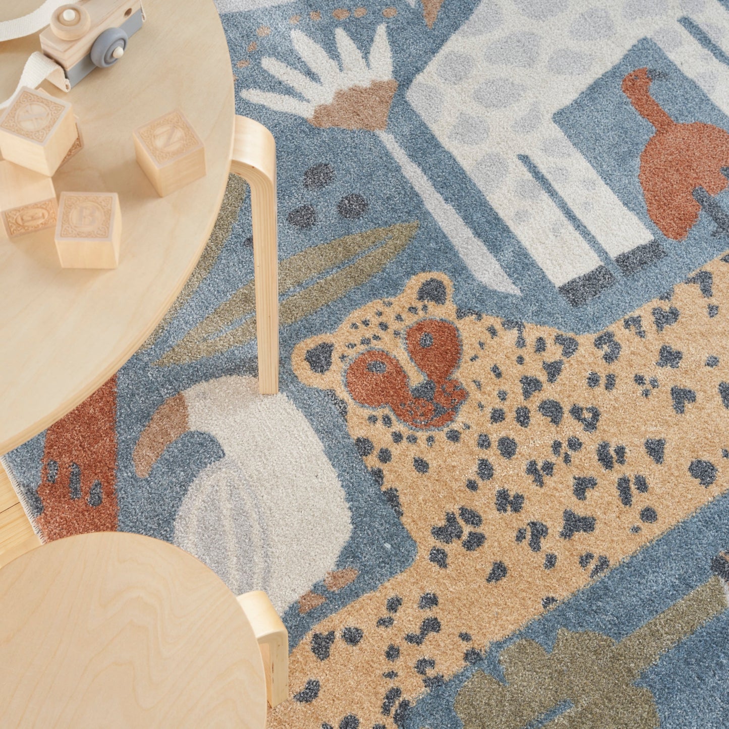 Nourison Astra – maschinenwaschbarer Teppich mit Tiermuster