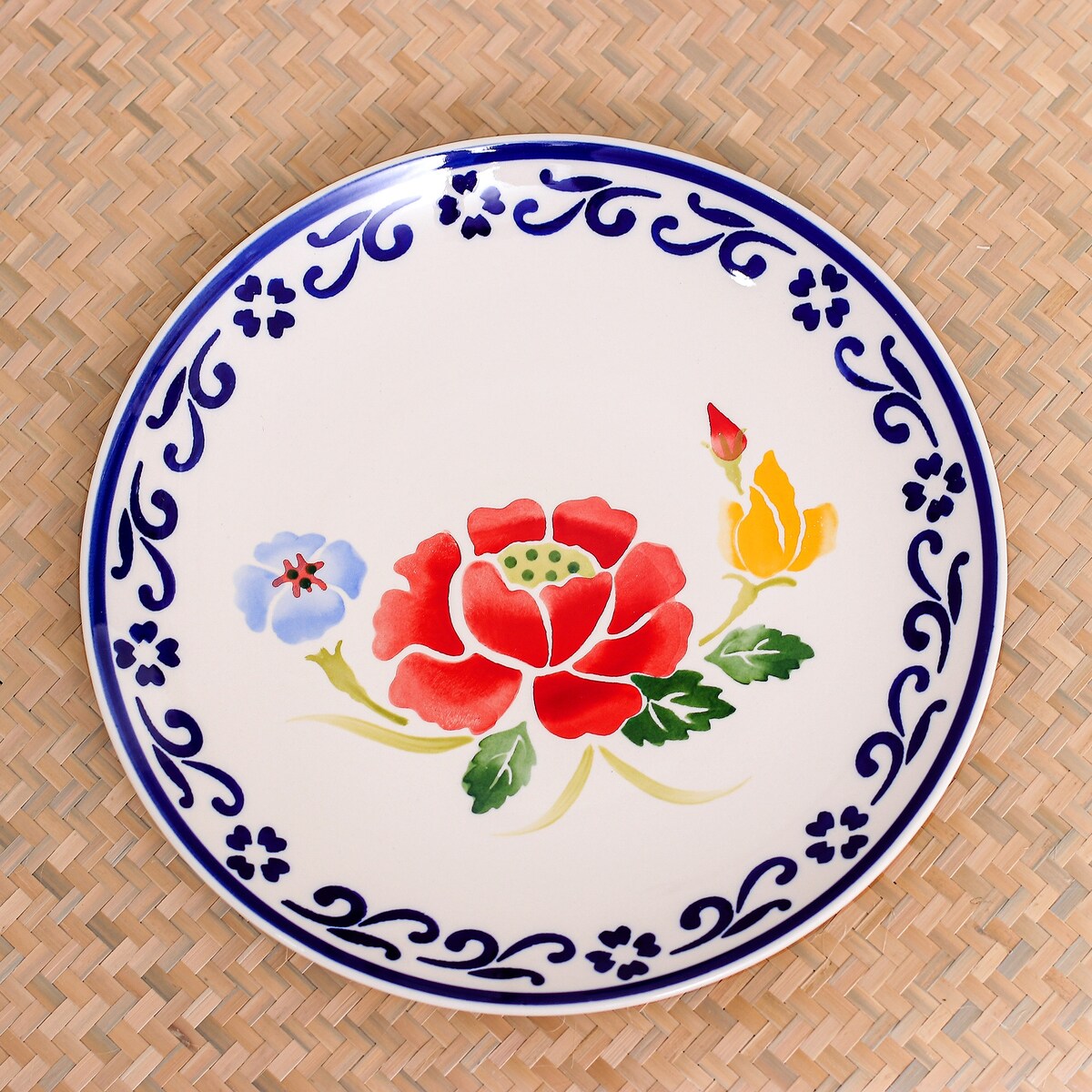 Novica Handgemachter Speiseteller aus Keramik mit Mohngarten in Blau