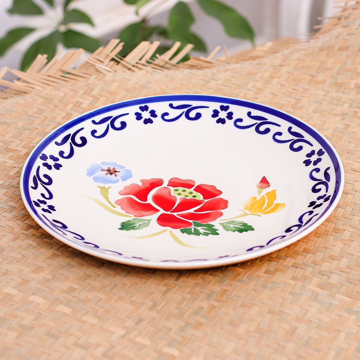 Novica Handgemachter Speiseteller aus Keramik mit Mohngarten in Blau