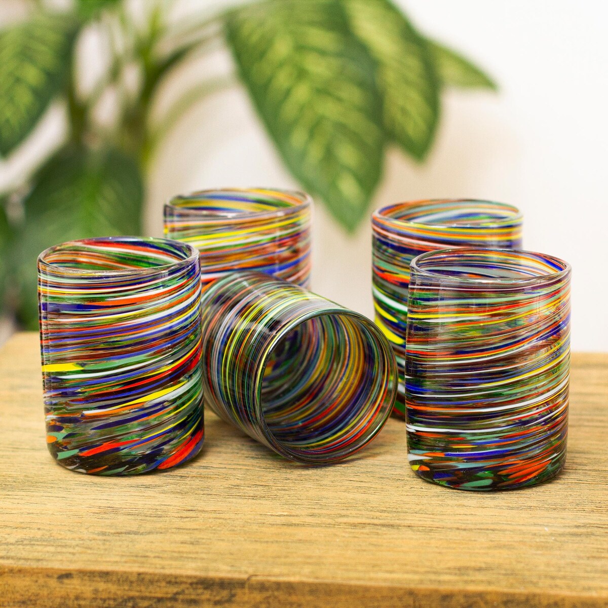 Novica Handgefertigte Spiral-Wachsmalstifte aus Glas, Rocks-Gläser (6er-Set)