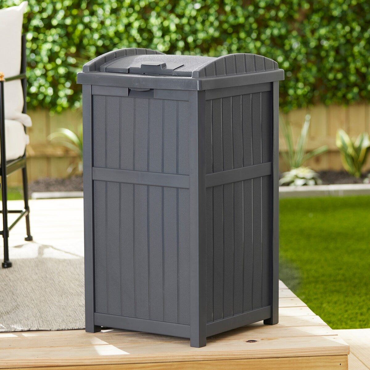 Suncast 30 Gallon Hideaway Mülleimer für den Außenbereich, Cyberspace