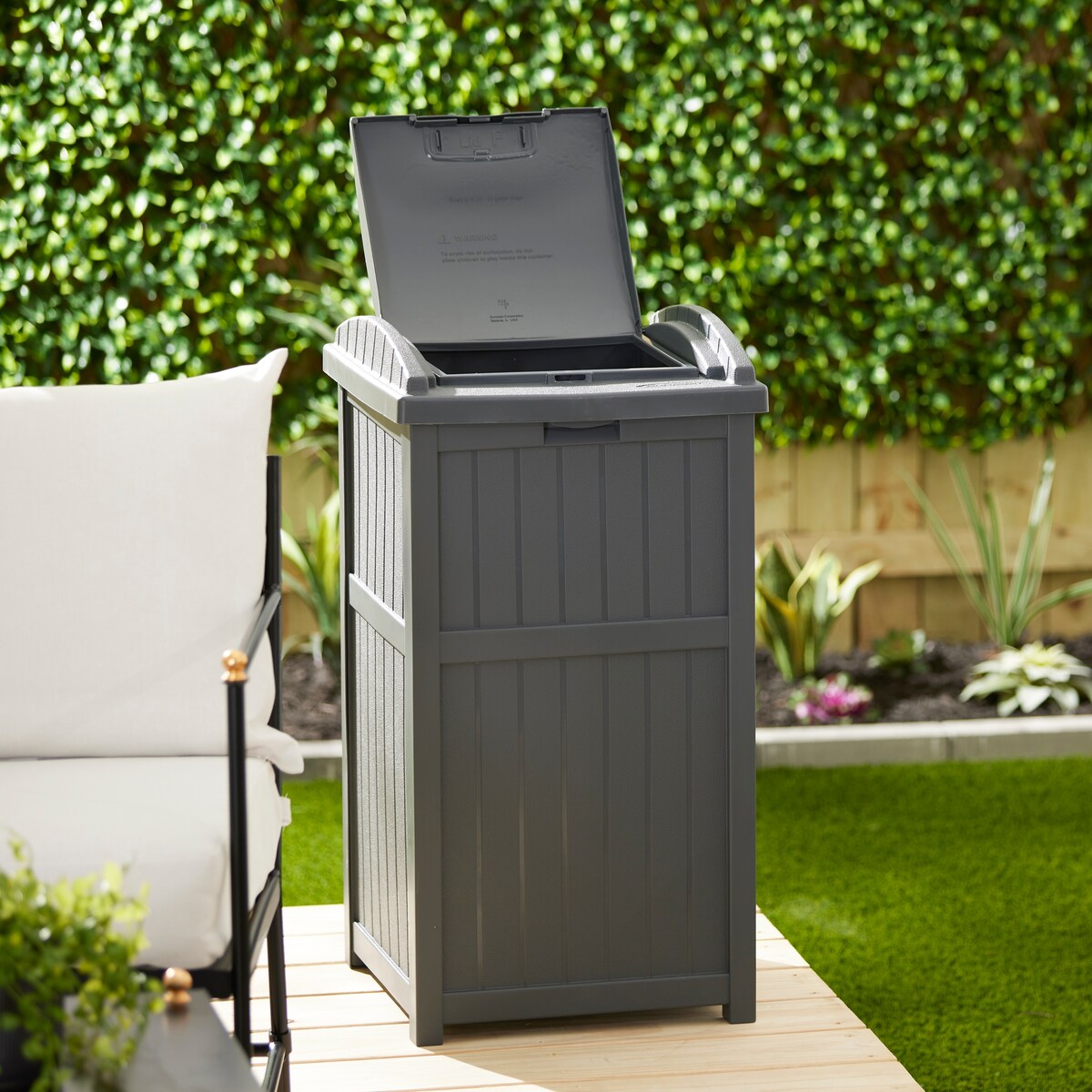 Suncast 30 Gallon Hideaway Mülleimer für den Außenbereich, Cyberspace