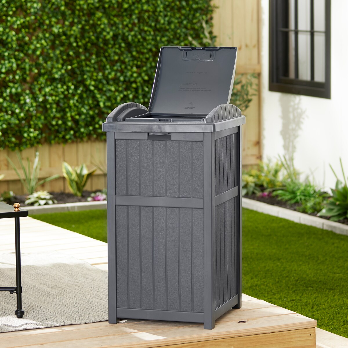 Suncast 30 Gallon Hideaway Mülleimer für den Außenbereich, Cyberspace