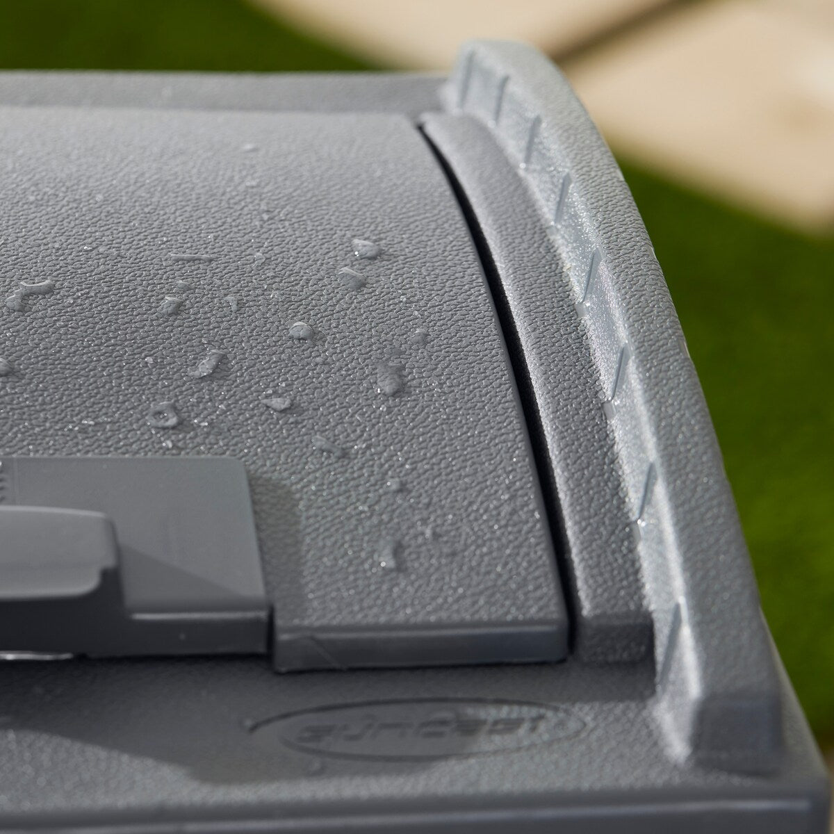 Suncast 30 Gallon Hideaway Mülleimer für den Außenbereich, Cyberspace