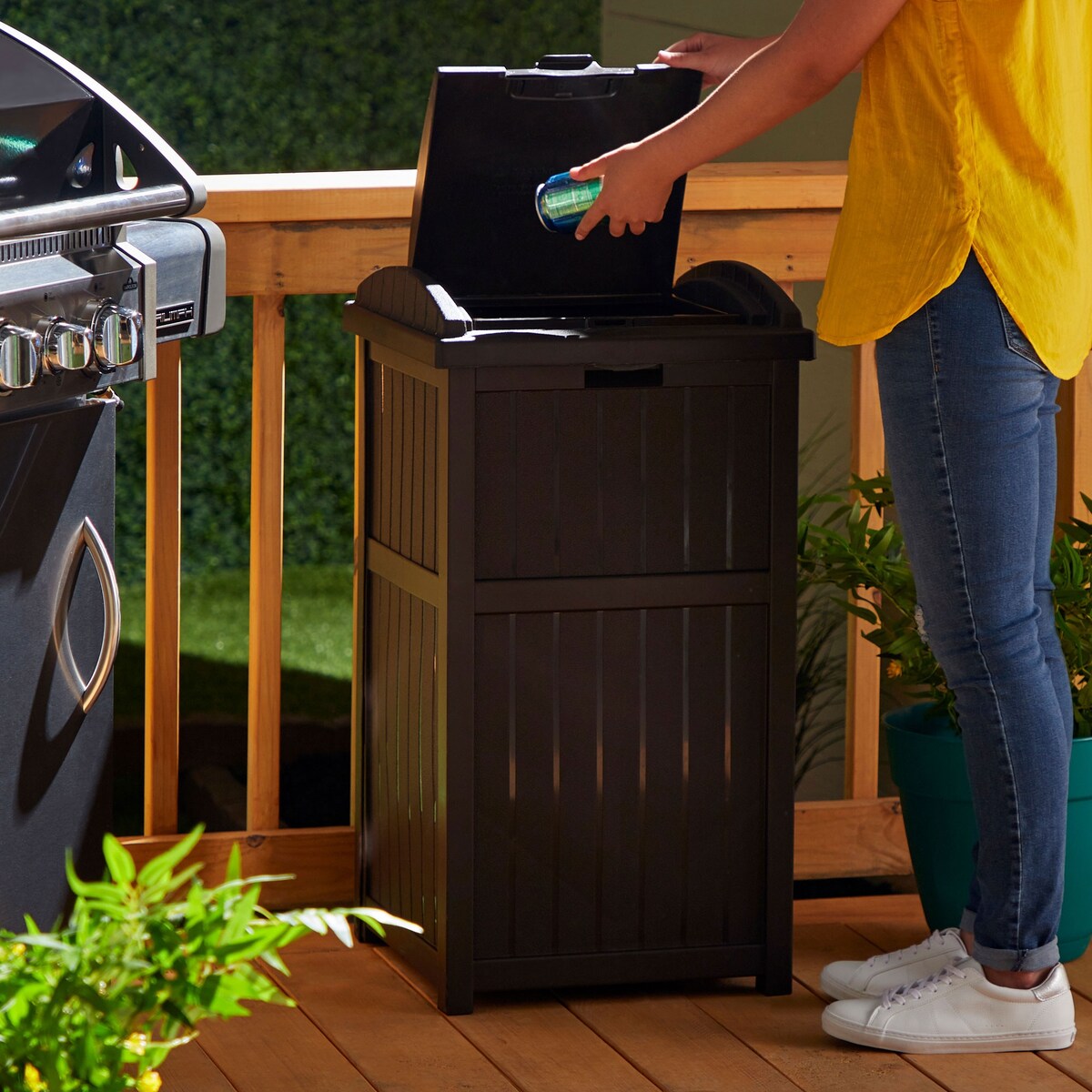 Suncast 30 Gallon Hideaway Mülleimer für den Außenbereich, Cyberspace
