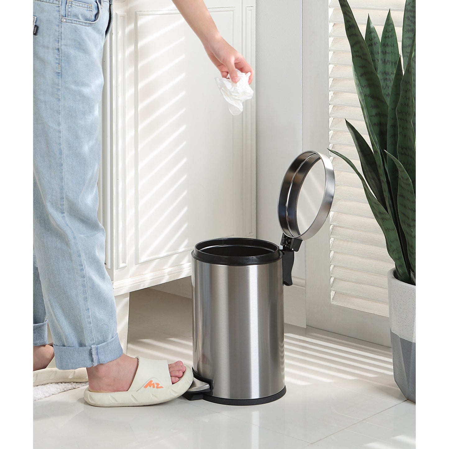 SunnyPoint 4,5 Liter / 1,2 Gallonen runder Mülleimer mit Kunststoff-Inneneimer; Badezimmer, Büro und Schlafzimmer, Betreten und langsames Schließen