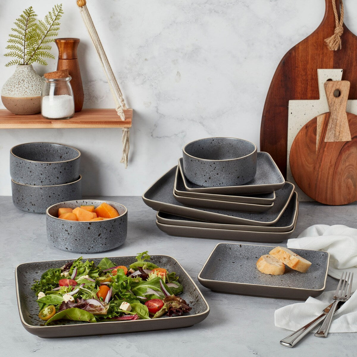 Tabletops Gallery 12-teiliges quadratisches Geschirrset „Madison Grey“