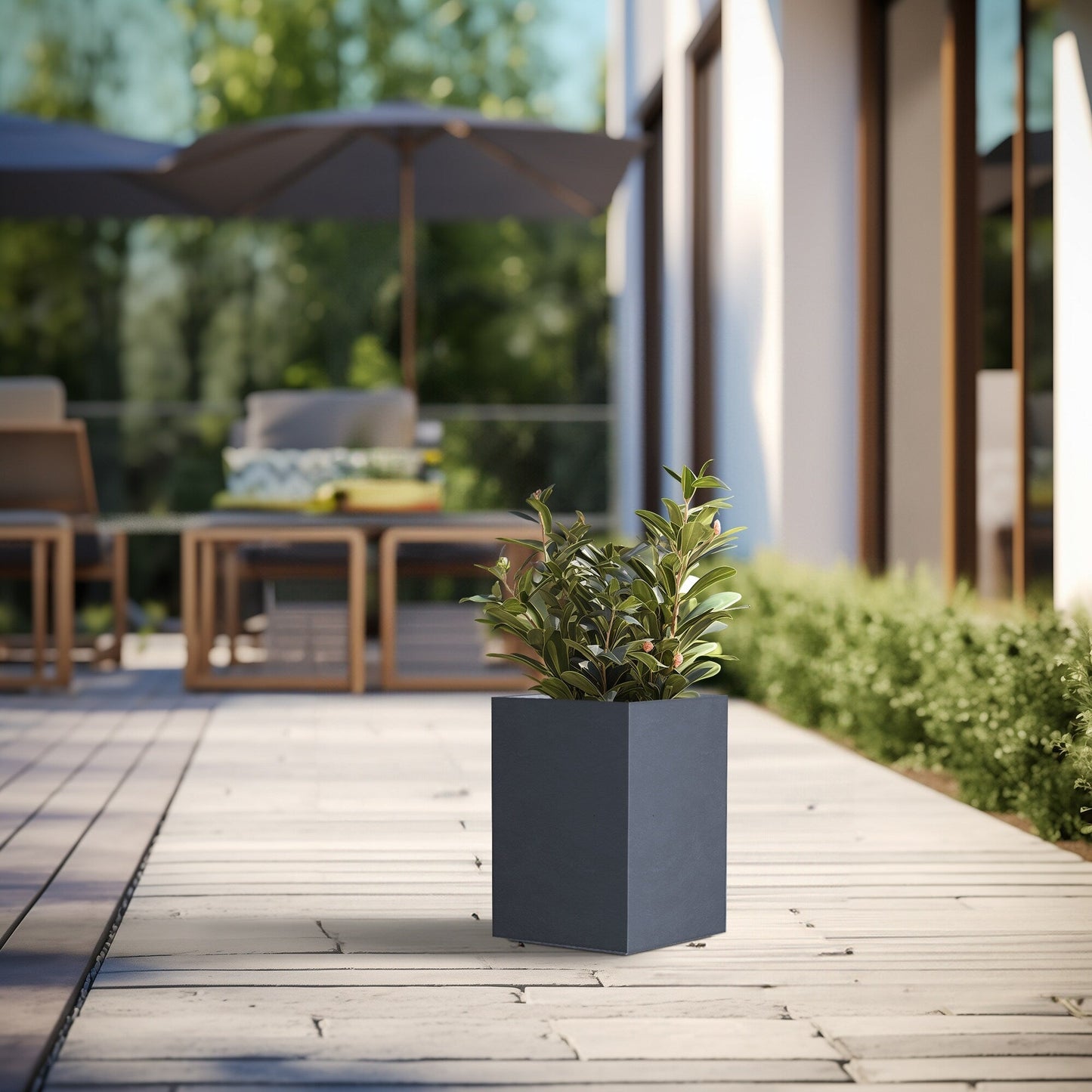 Hohe rechteckige Pflanzkästen aus Beton / Große Blumenkübel für drinnen und draußen
