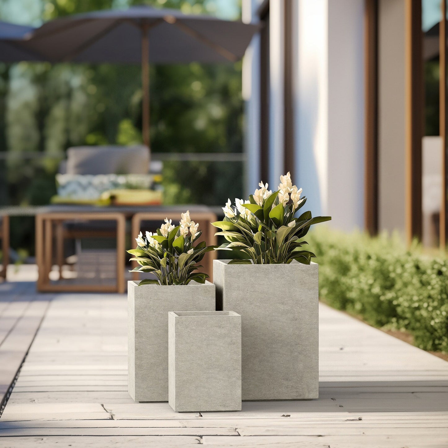 Hohe rechteckige Pflanzkästen aus Beton / Große Blumenkübel für drinnen und draußen