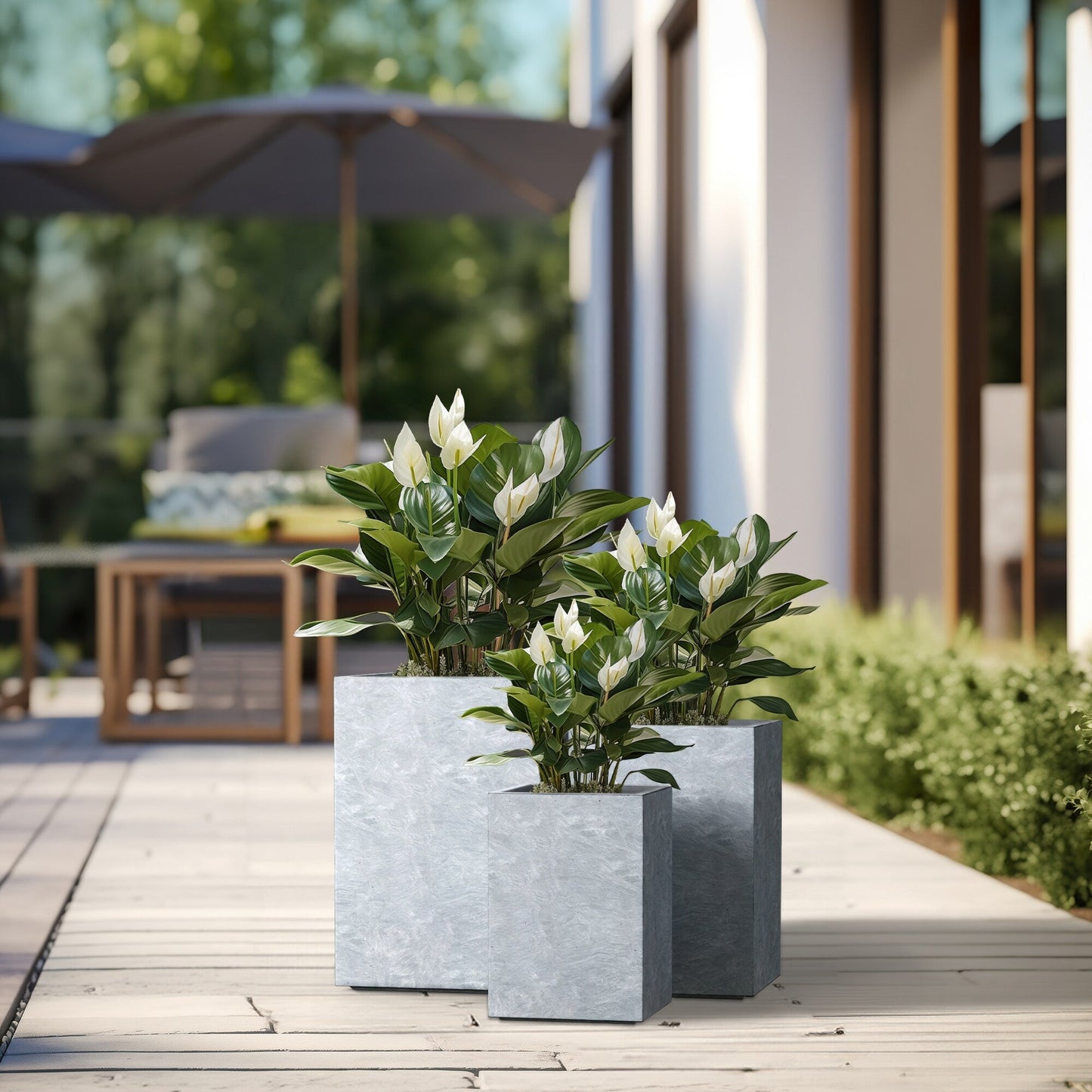 Hohe rechteckige Pflanzkästen aus Beton / Große Blumenkübel für drinnen und draußen