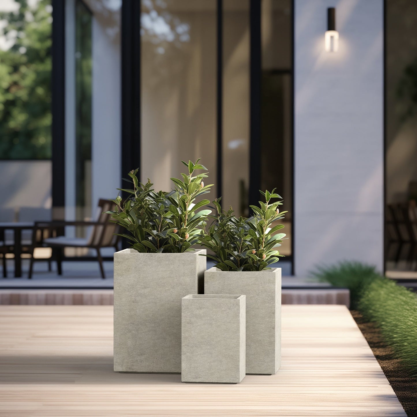 Hohe rechteckige Pflanzkästen aus Beton / Große Blumenkübel für drinnen und draußen