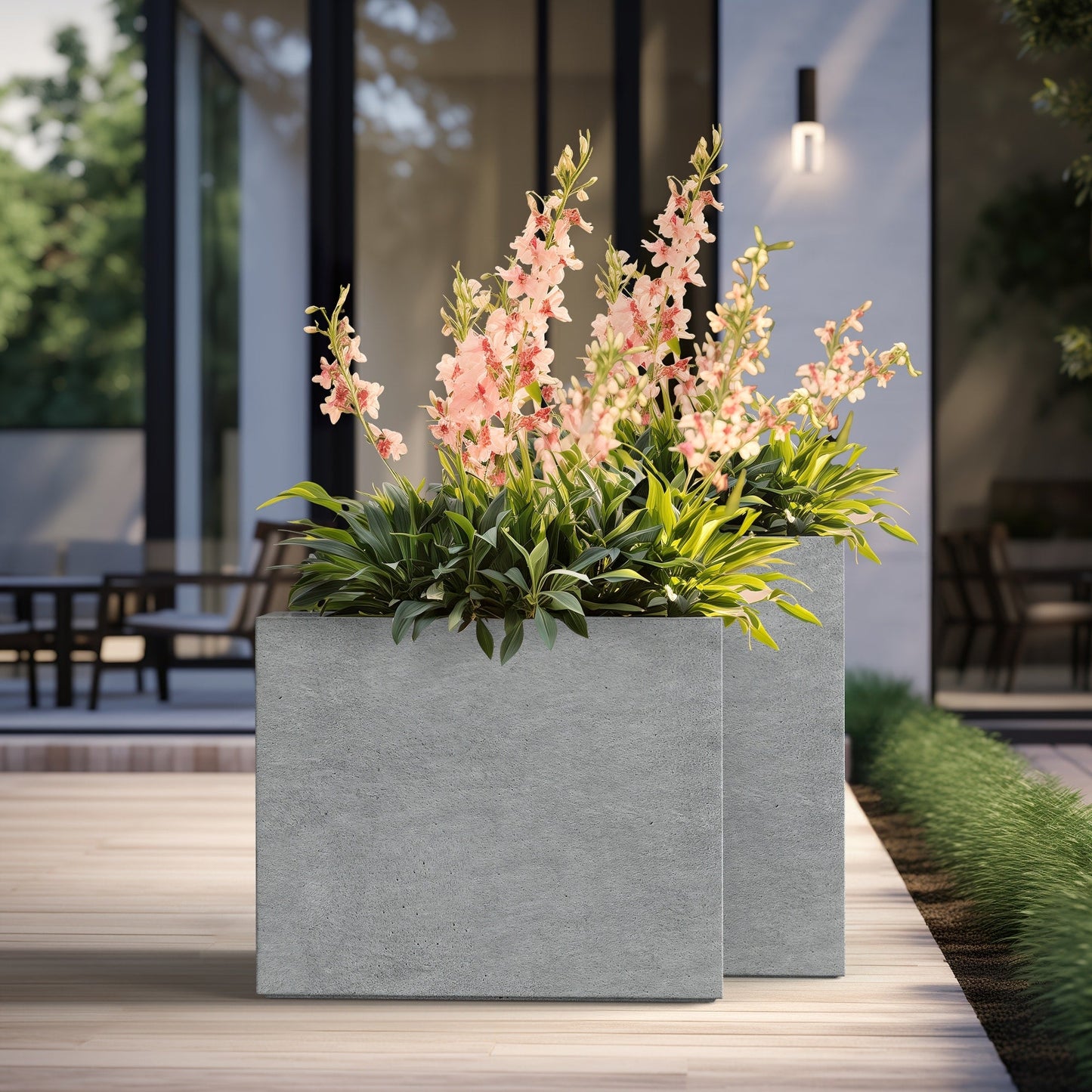 Hohe rechteckige Pflanzkästen aus Beton / Große Blumenkübel für drinnen und draußen