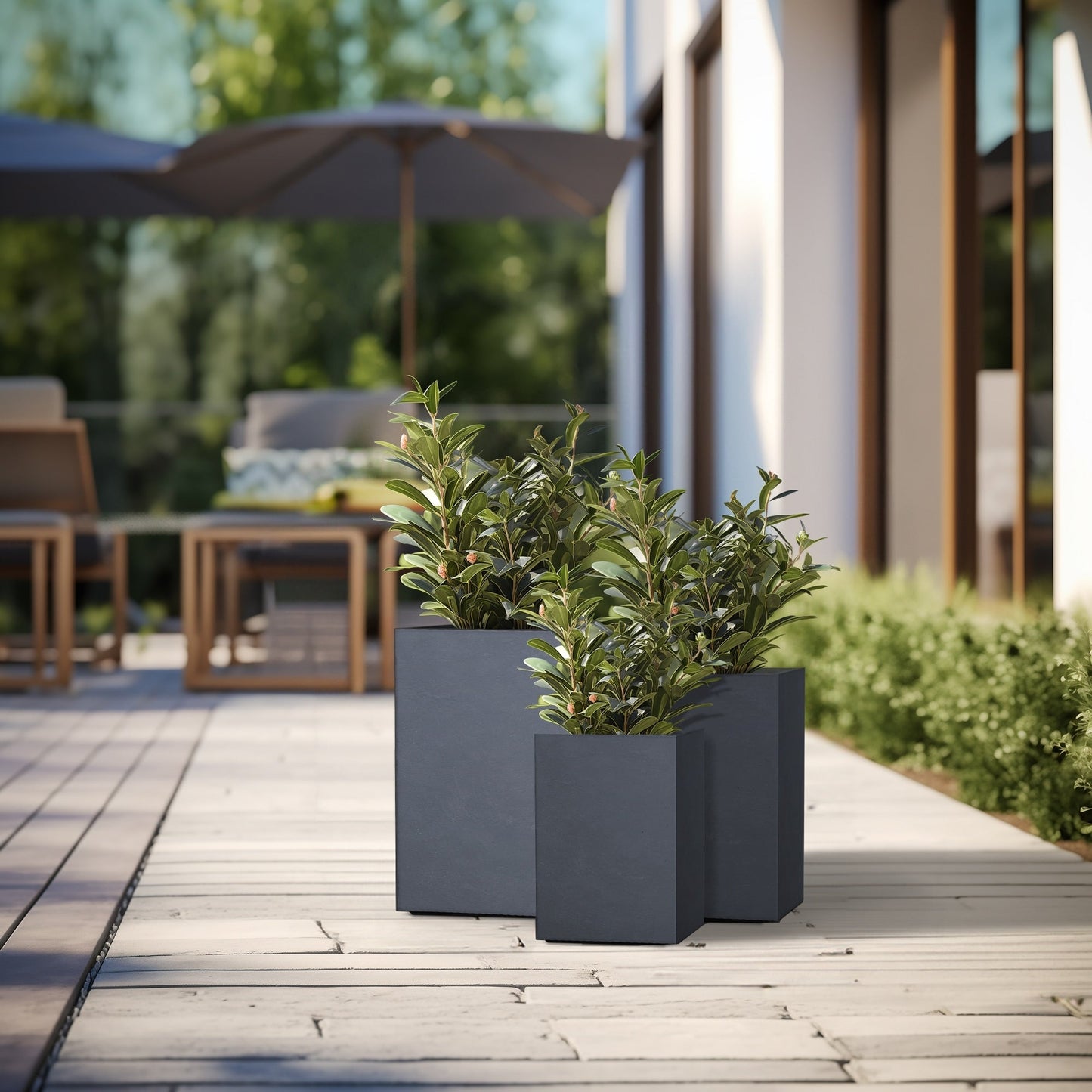 Hohe rechteckige Pflanzkästen aus Beton / Große Blumenkübel für drinnen und draußen