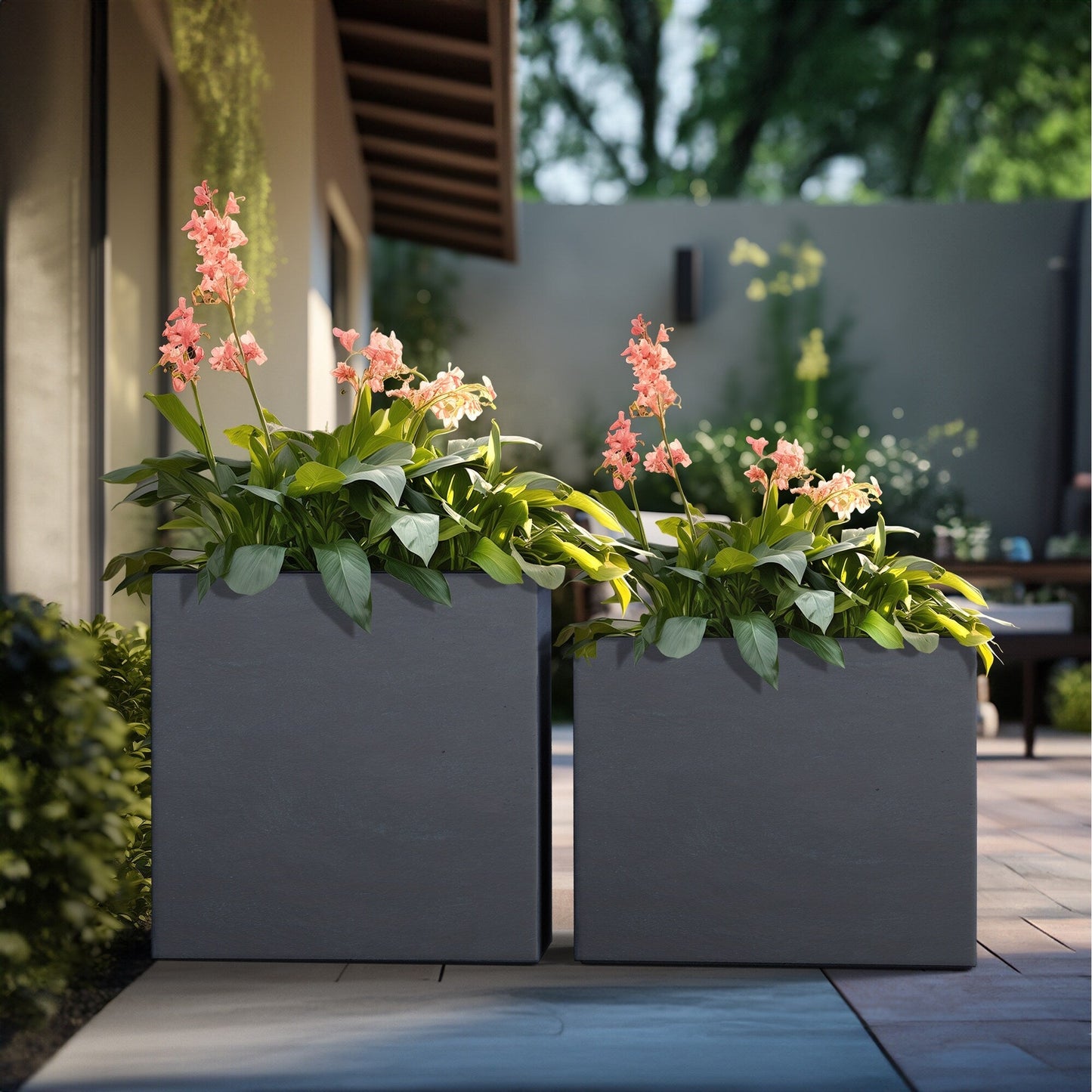 Hohe rechteckige Pflanzkästen aus Beton / Große Blumenkübel für drinnen und draußen