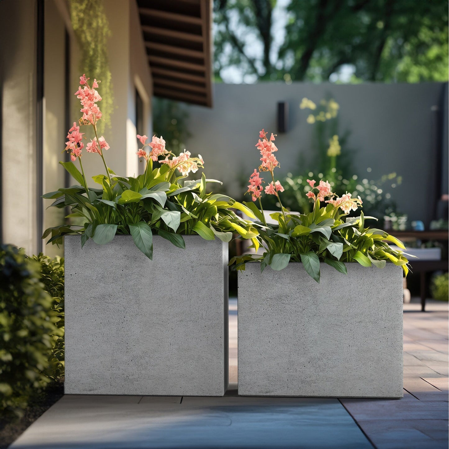 Hohe rechteckige Pflanzkästen aus Beton / Große Blumenkübel für drinnen und draußen
