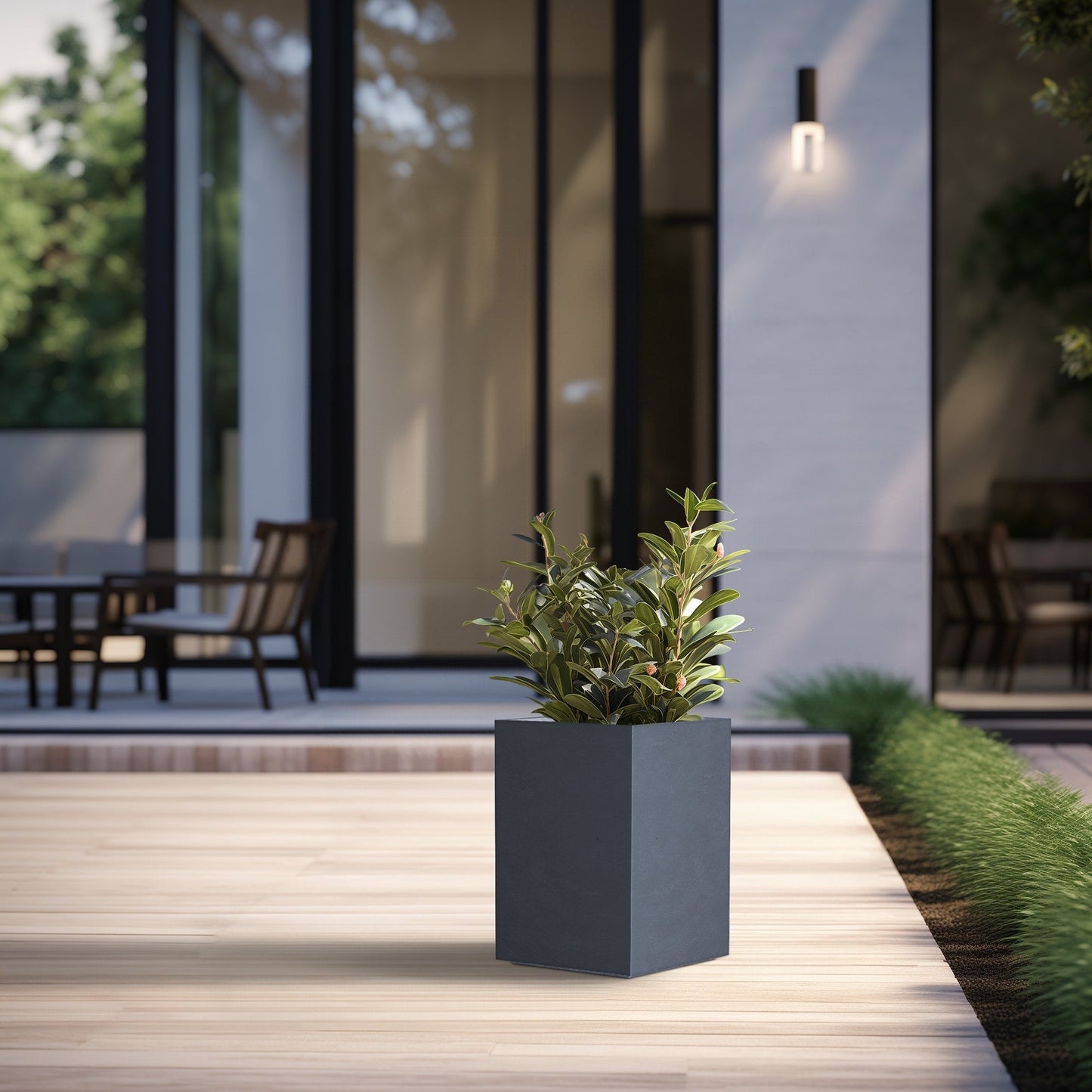 Hohe rechteckige Pflanzkästen aus Beton / Große Blumenkübel für drinnen und draußen