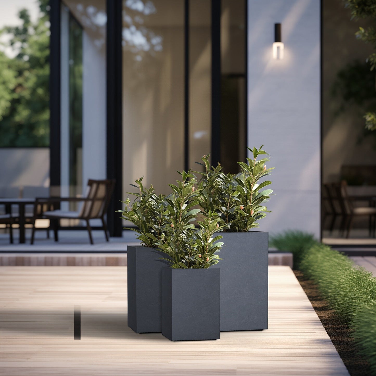 Hohe rechteckige Pflanzkästen aus Beton / Große Blumenkübel für drinnen und draußen