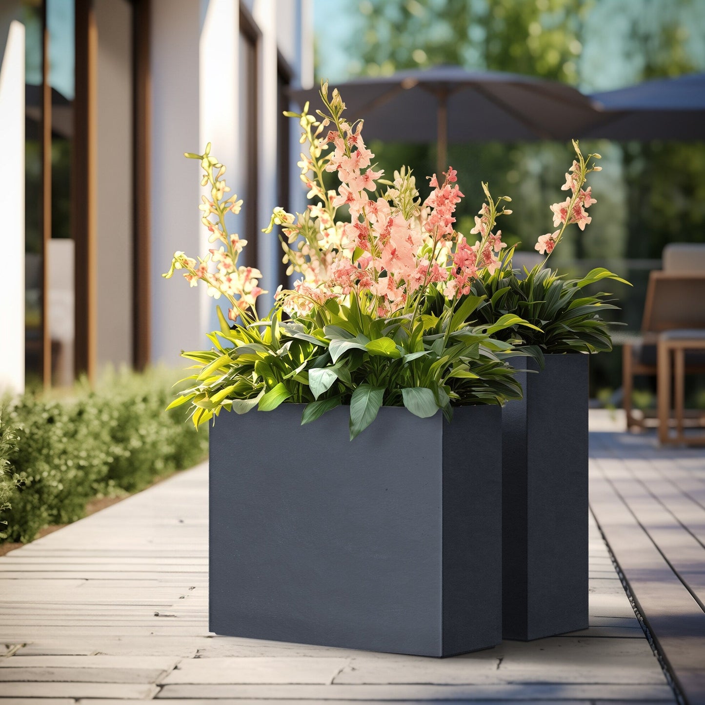 Hohe rechteckige Pflanzkästen aus Beton / Große Blumenkübel für drinnen und draußen
