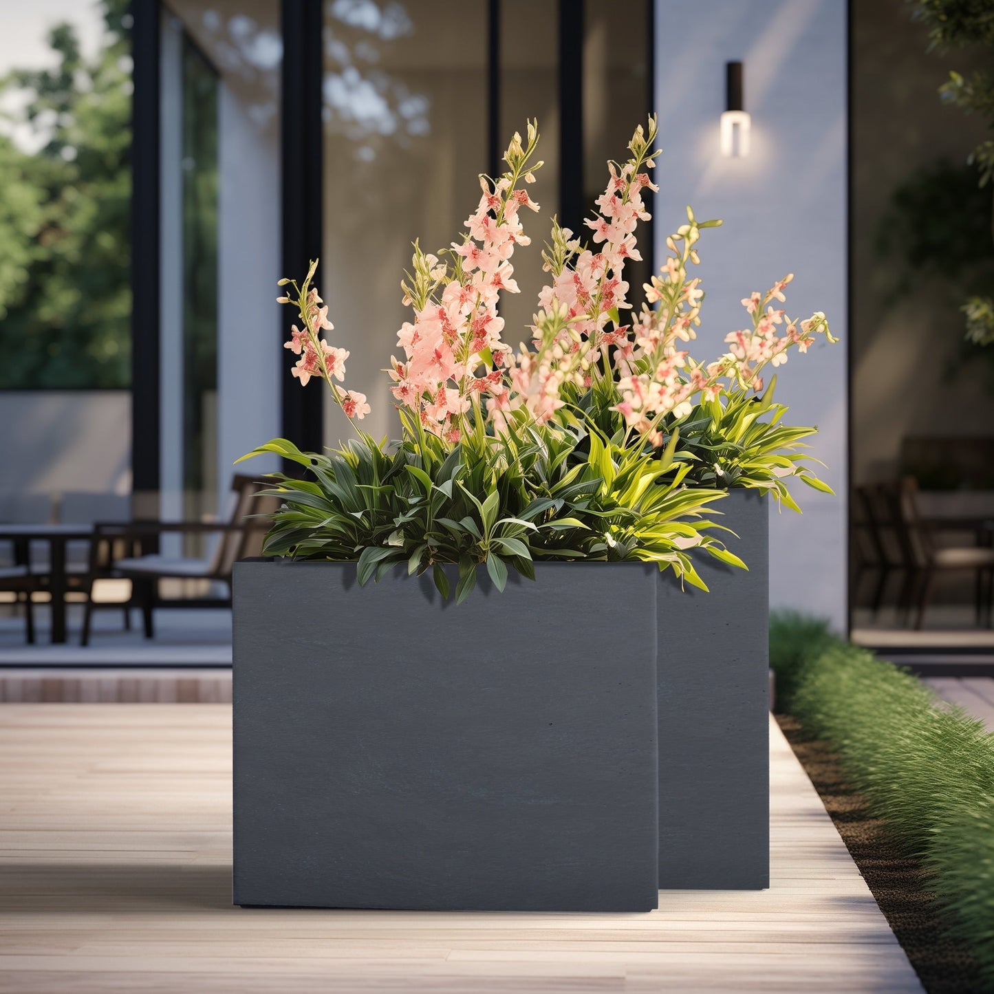 Hohe rechteckige Pflanzkästen aus Beton / Große Blumenkübel für drinnen und draußen