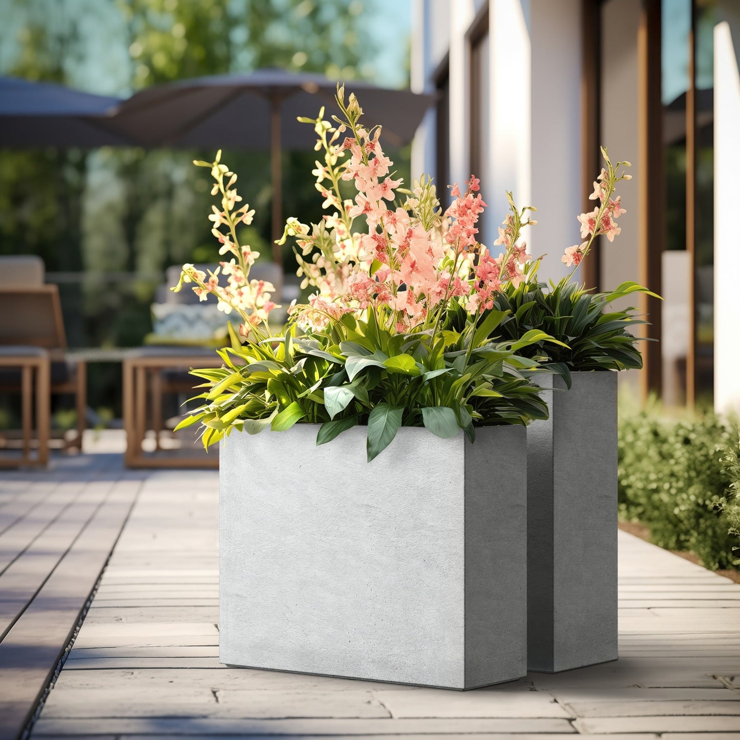 Hohe rechteckige Pflanzkästen aus Beton / Große Blumenkübel für drinnen und draußen