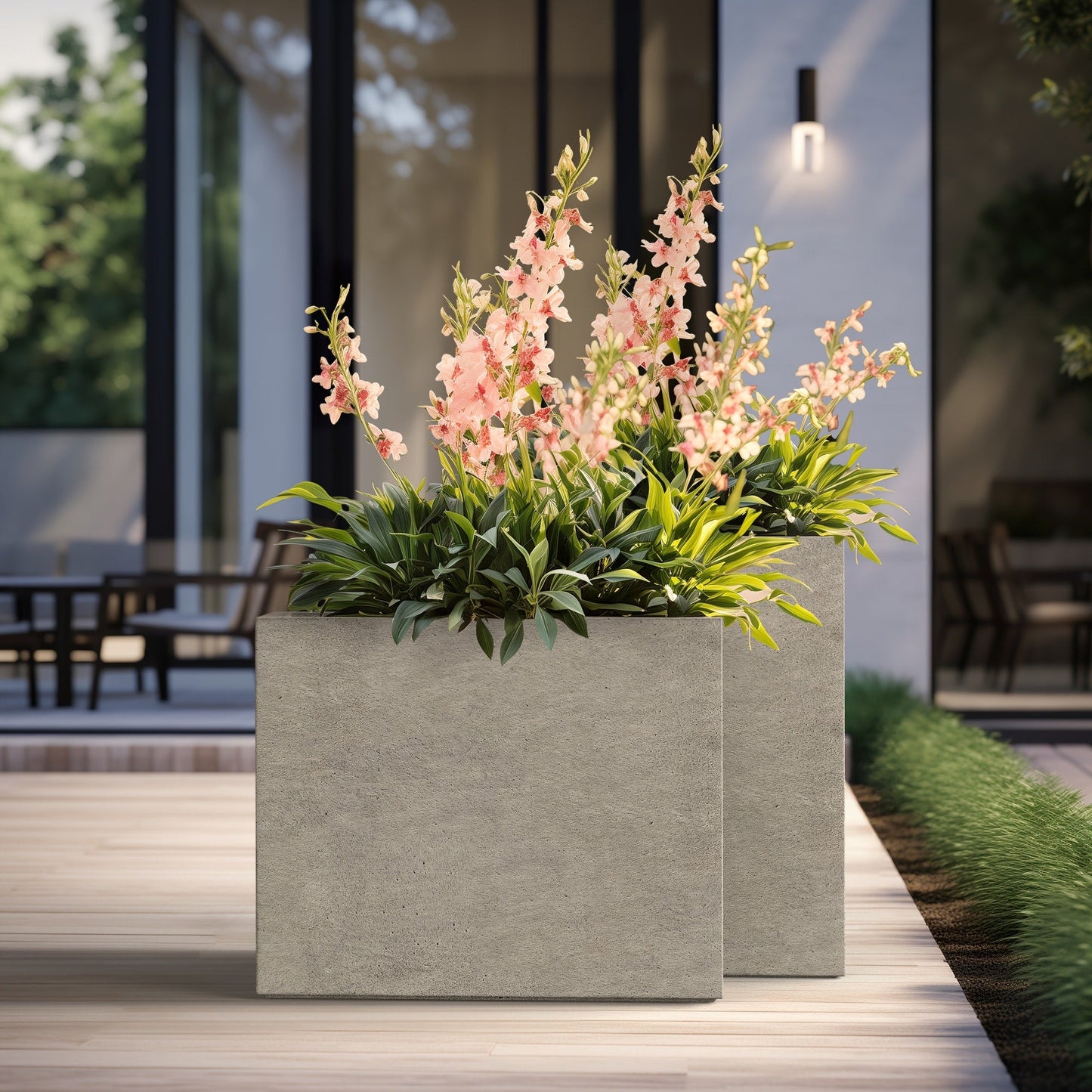 Hohe rechteckige Pflanzkästen aus Beton / Große Blumenkübel für drinnen und draußen