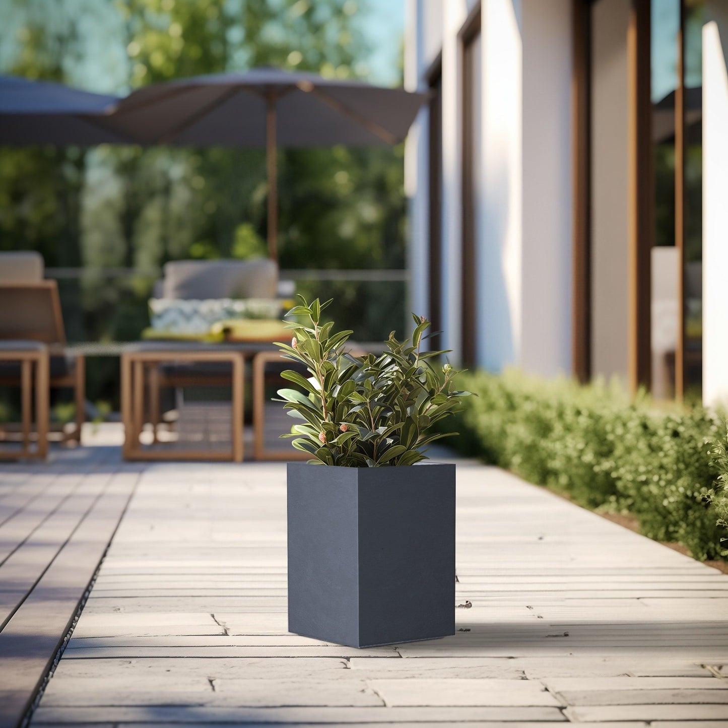 Hohe rechteckige Pflanzkästen aus Beton / Große Blumenkübel für drinnen und draußen