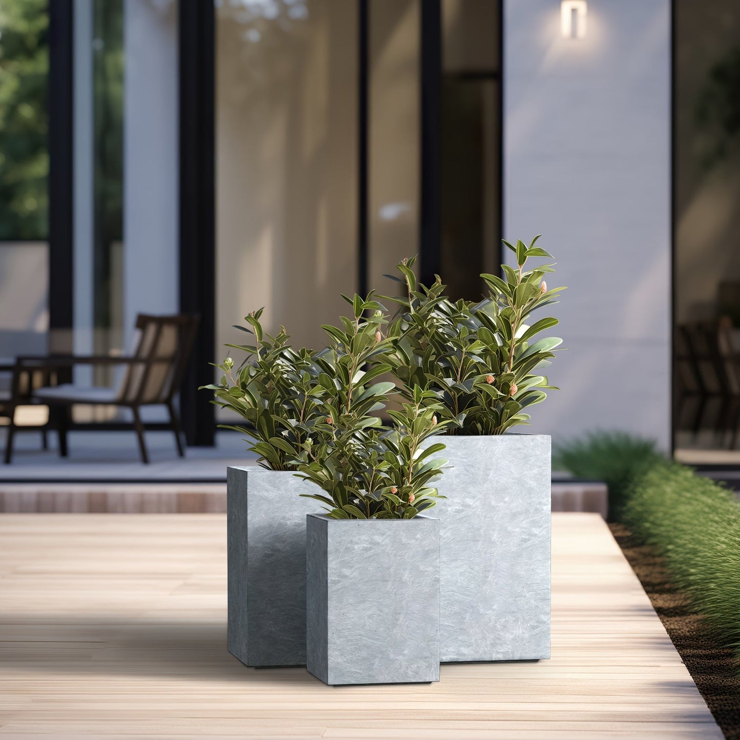 Hohe rechteckige Pflanzkästen aus Beton / Große Blumenkübel für drinnen und draußen