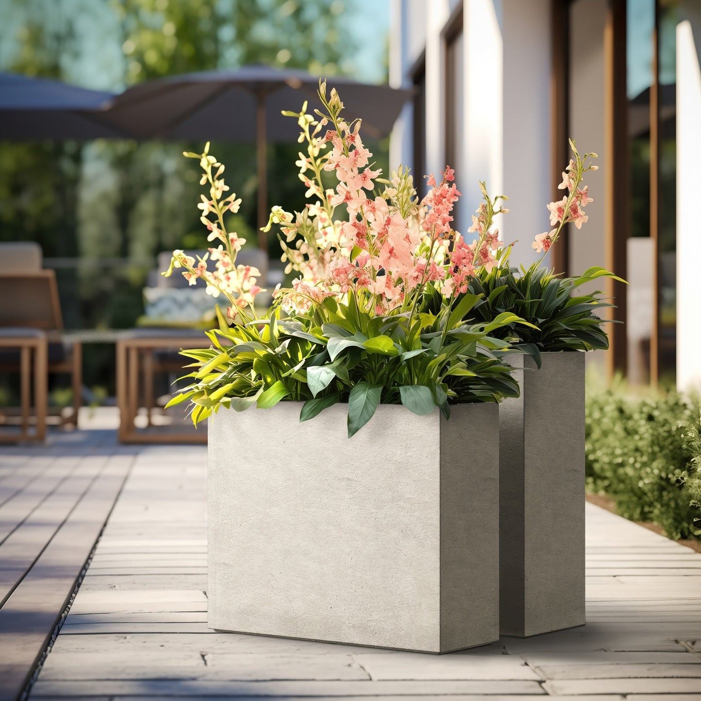 Hohe rechteckige Pflanzkästen aus Beton / Große Blumenkübel für drinnen und draußen