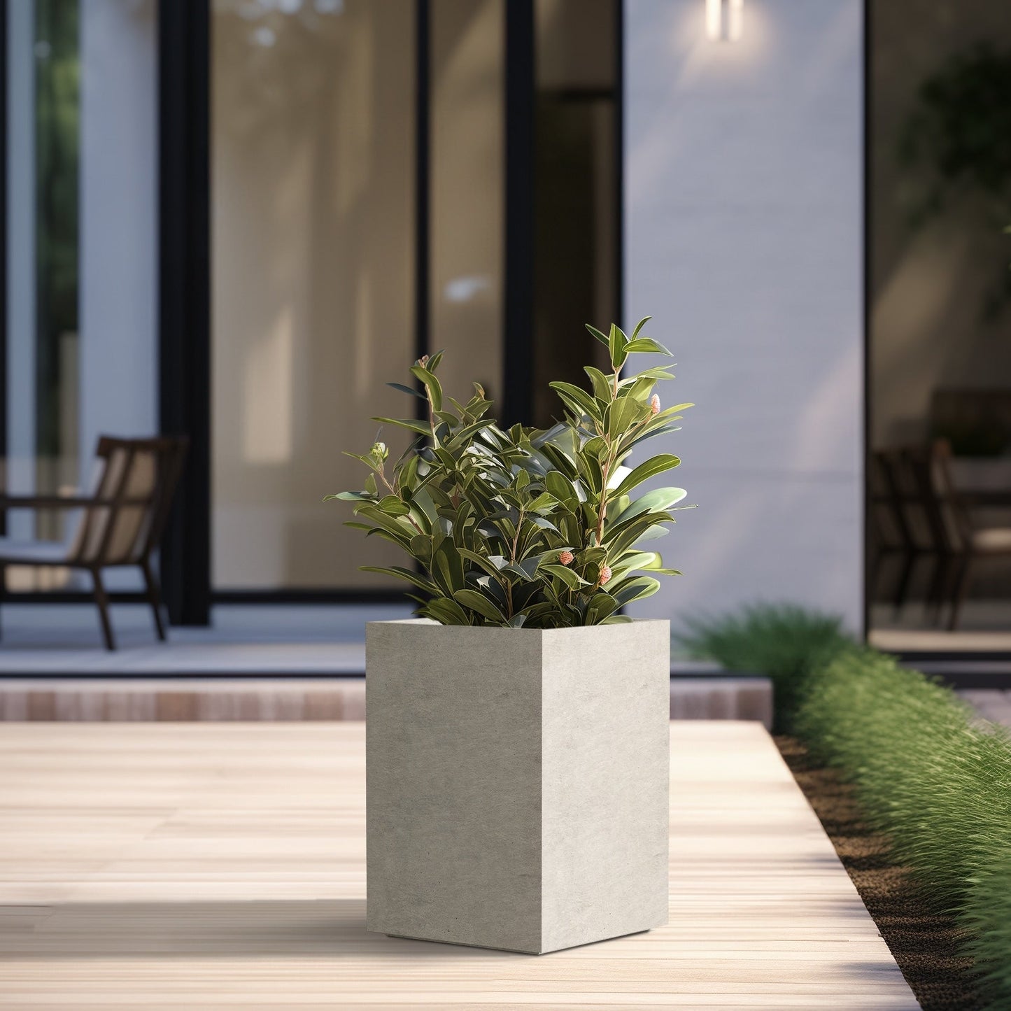 Hohe rechteckige Pflanzkästen aus Beton / Große Blumenkübel für drinnen und draußen