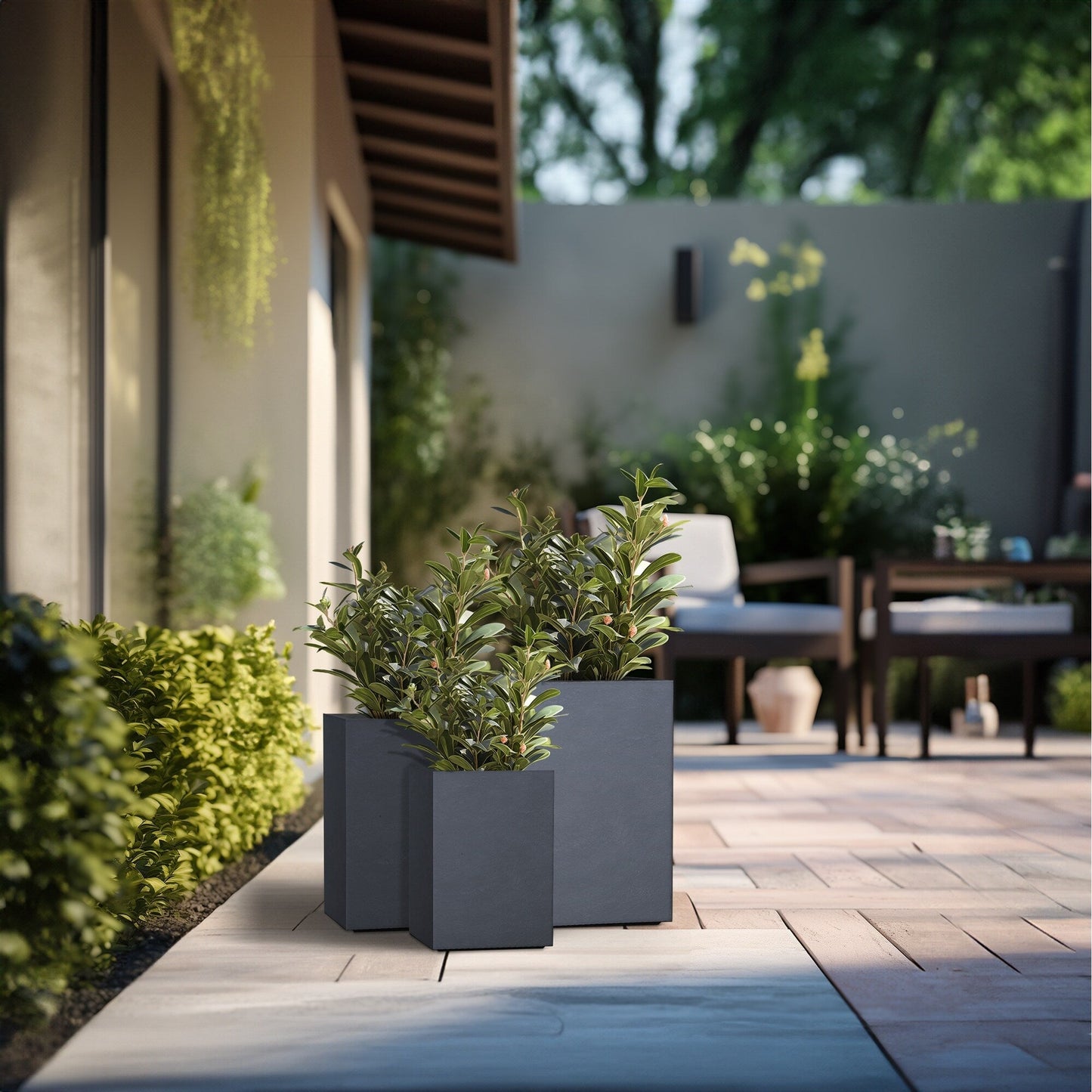 Hohe rechteckige Pflanzkästen aus Beton / Große Blumenkübel für drinnen und draußen