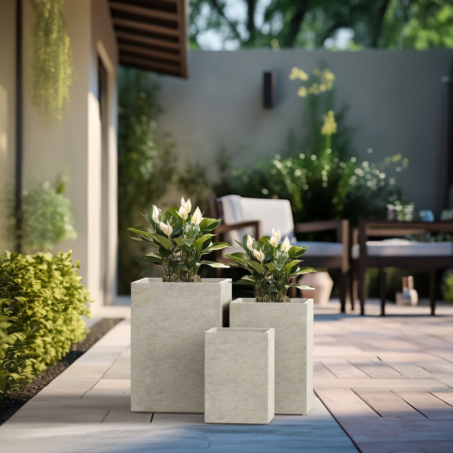 Hohe rechteckige Pflanzkästen aus Beton / Große Blumenkübel für drinnen und draußen