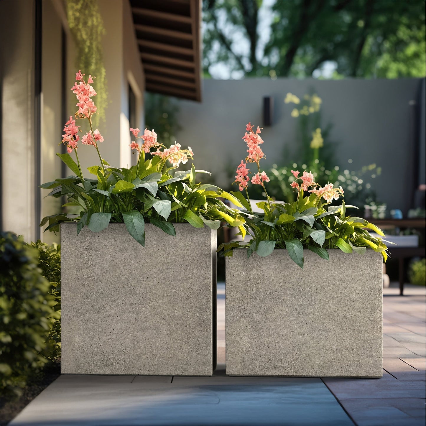 Hohe rechteckige Pflanzkästen aus Beton / Große Blumenkübel für drinnen und draußen