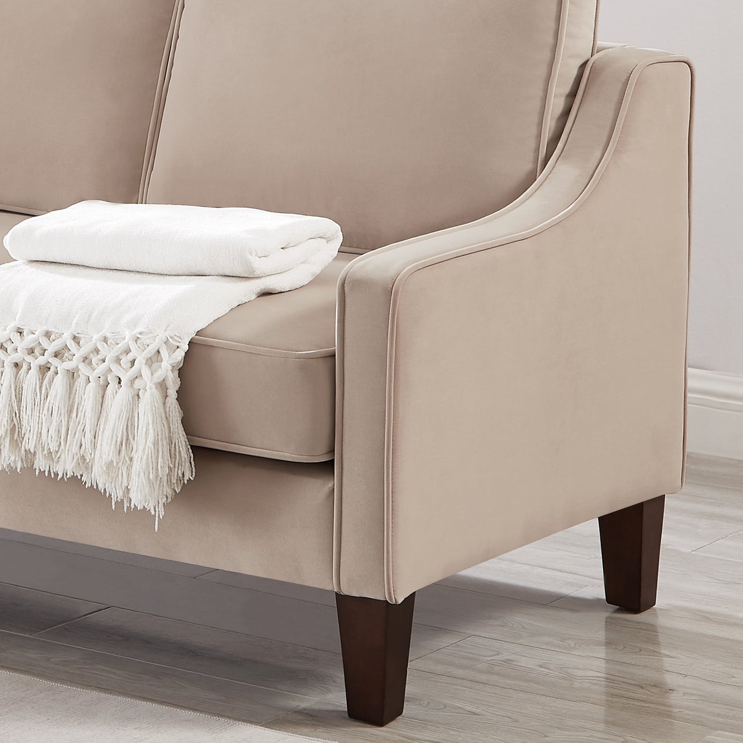 Modernes 74-Sofa mit Samtbezug in Taupe mit gewölbter Armlehne und abnehmbaren Kissen für das Wohnzimmer