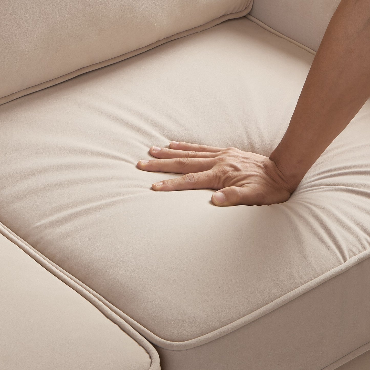 Modernes 74-Sofa mit Samtbezug in Taupe mit gewölbter Armlehne und abnehmbaren Kissen für das Wohnzimmer